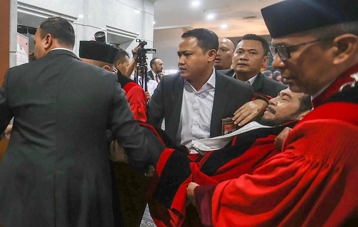FOTO:  Detik Detik Anwar Usman Jatuh Pingsan di Gedung MK