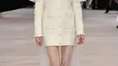 Elemen feminin seperti jeans sifon, mantel panjang wol hitam berenda, dan sepatu satin bouillonné melengkapi koleksi ini, yang tetap setia pada estetika khas Chanel yang mengutamakan kehalusan dan imajinasi. [Foto: Chanel.dok]