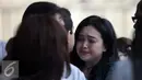 Julia Prasetyarini alias Uwi kolega mantan anggota Komisi V DPR Damayanti Wisnu Putranti menangis usai menjalani sidang putusan di Pengadilan Tindak Pidana Korupsi (Tipikor) Jakarta, Rabu (7/9). (Liputan6.com/Helmi Afandi)