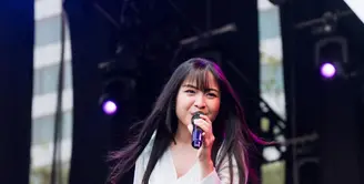 Bernadya Ribka tampil dengan pesona yang berbeda di Boss Stage, Pestapora 2025. Ia tampil lebih imut dengan outfit yang lebih cerah [@bernadyaribka]