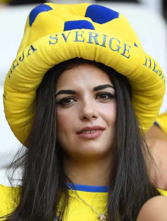 Seorang Suporter Swedia menanti laga grup E Euro Cup 2016 di Stadion Allianz Riviera, Nice, Kamis (23/6/2016) dini hari WIB. (AFP/Jonathan Nackstrand)