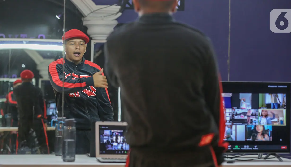 Instruktur mengajar murid street dance genre hip hop secara virtual di O2dance School, BSD Nusa Loka, Tangerang Selatan, Sabtu (20/6/2020). Selama pandemi Covid-19 murid-murid berlatih setiap hari Sabtu sekitar 1 jam yang dibagi beberapa kelas. (Liputan6.com/Fery Pradolo)