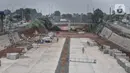 Aktivitas pekerja menyelesaikan proyek Tol Cijago seksi 3 ruas Limo-Kukusan, Tanah Baru, Depok, Jawa Barat, Minggu (3/10/2021). Dirut PT Translingkar Kita Jaya Hilman Muchsin mengungkapkan proyek Tol Cijago seksi 3 ruas Cinere-Limo ditargetkan beroperasi Februari 2022. (merdeka.com/Iqbal S. Nugroho)