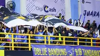 Pendukung tim voli putri Bandung BJB Tandamata memberikan dukungan kepada Shella Bernadetha dkk. saat tampil di putaran pertama PLN Mobile Proliga 2023 di GOR Indoor Si Jalak Harupat, Bandung. (Bola.com/Erwin Snaz)