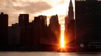 Pemandangan Manhattanhenge di New York, AS, Senin (11/7). Manhattanhenge adalah sebutan untuk sunset sempurna di New York di mana matahari berada tepat di antara 2 gedung yang terbelah dengan jalan. (Drew Angerer / Getty Images / AFP)