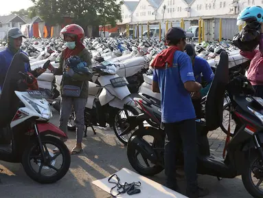 Petugas mengemas sepeda motor untuk diangkut dengan kereta api Stasiun Kampung Bandan, Jakarta, Senin (11/6). Program mudik gratis ini digagas Kemenhub tersebut melayani pengiriman ke beberapa daerah di Pulau Jawa. (Liputan6.com/Immanuel Antonius)