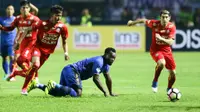 Marquee playeer Persib Bandung Michael Essien mendapat pengawalan ketat dari pemain Arema FC pada laga perdana Liga 1 2017 di Stadion Gelora Bandung Lautan Api, Sabtu (15/4/2017) malam WIB. (Liputan6.com/Yoppy Renato)