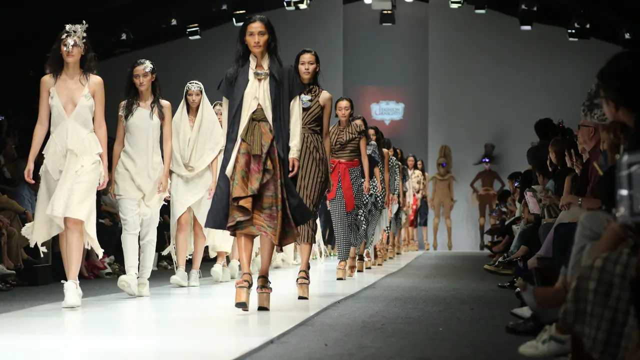 Dewi Fashion Knights Jakarta Fashion Week 2016