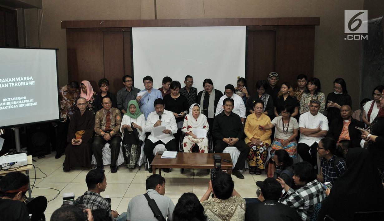 Suasana pernyataan sikap terkait tragedi bom Surabaya dan Sidoarjo yang digelar sejumlah tokoh di Jakarta, Selasa (15/5). Pernyataan sikap ini dihadiri sejumlah tokoh lintas agama serta Istri Presiden Abdurrahman Wahid. (Merdeka.com/Iqbal S Nugroho)