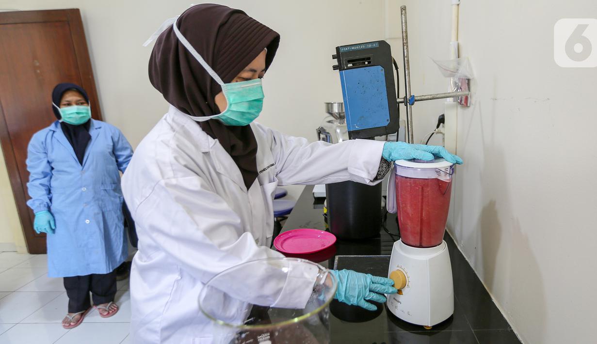Peneliti memblender jambu merah sebelum difermentasi di Kimia Pangan Pusat Penilitian Kimia LIPI Puspitek, Serpong, Tangerang, Kamis (4/6/2020). Fermentasi jambu memiliki kandungan polifenol, flavonoid, antioksidan dan asam organik yang dapat meningkatkan daya tahan tubuh.(Liputan6.com/Fery Pradolo)