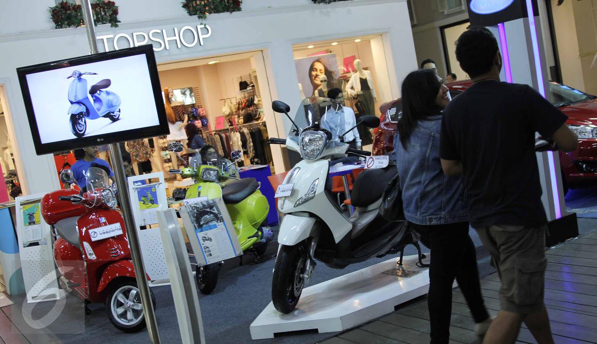 Pengunjung berjalan di depan pameran kendaraan di salah satu pusat perbelanjaan di Bandung, Sabtu (27/6/2015). Bank Indonesia (BI) telah menerbitkan aturan pelonggaran uang muka/DP untuk kredit kepemilikan kendaraan bermotor. (Liputan6.com/Helmi Afandi)