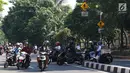 Sejumlah pengendara sepeda motor memutar balik dan melawan arus di kawasan Jagakarsa, Jakarta, Minggu (6/1). Jauhnya akses putar balik menyebabkan para pemotor nekat melawan arah, meskipun berbahaya bagi keselamatan. (Liputan6.com/Immanuel Antonius)