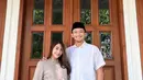 Lebaran 2022 menjadi lebaran yang berbeda untuk Winona Willy. Selain menjadi momen Lebaran pertama bareng sang suami, Lebaran 2022 Winona Willy juga tengah mengandung anak pertamanya. Kebahagiaan terpancar jelas dalam foto momen Lebaran pertama Winona Willy dan Gaih Baghaskara ini. (Liputan6.com/IG/@nonawilly16)