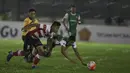 Pemain PS TNI, Dimas Drajad, berebut bola dengan pemain Madura United, Asep Berlian (kiri), dalam laga Torabika Soccer Championship presented by IM3 Ooredoo di Stadion Siliwangi, Bandung, Minggu (1/5/2016). (Bola.com/Vitalis Yogi Trisna)