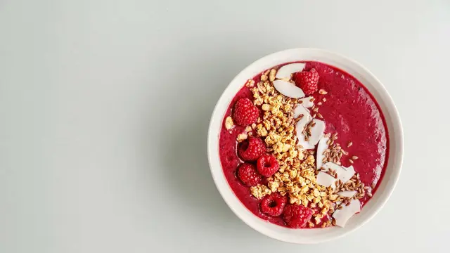 Smoothie Bowl Makanan yang Cocok Untuk Kamu Menjalankan IF (photo by freepik.com)
