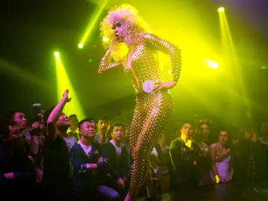 Peserta waria saat tampil di atas panggung saat mengikuti kontes Big Queen di Shanghai, Cina (25/4). Sebanyak 20 waria atau transgender berpartisipasi dalam acara tahunan ini. (Johannes Eisele/AFP)