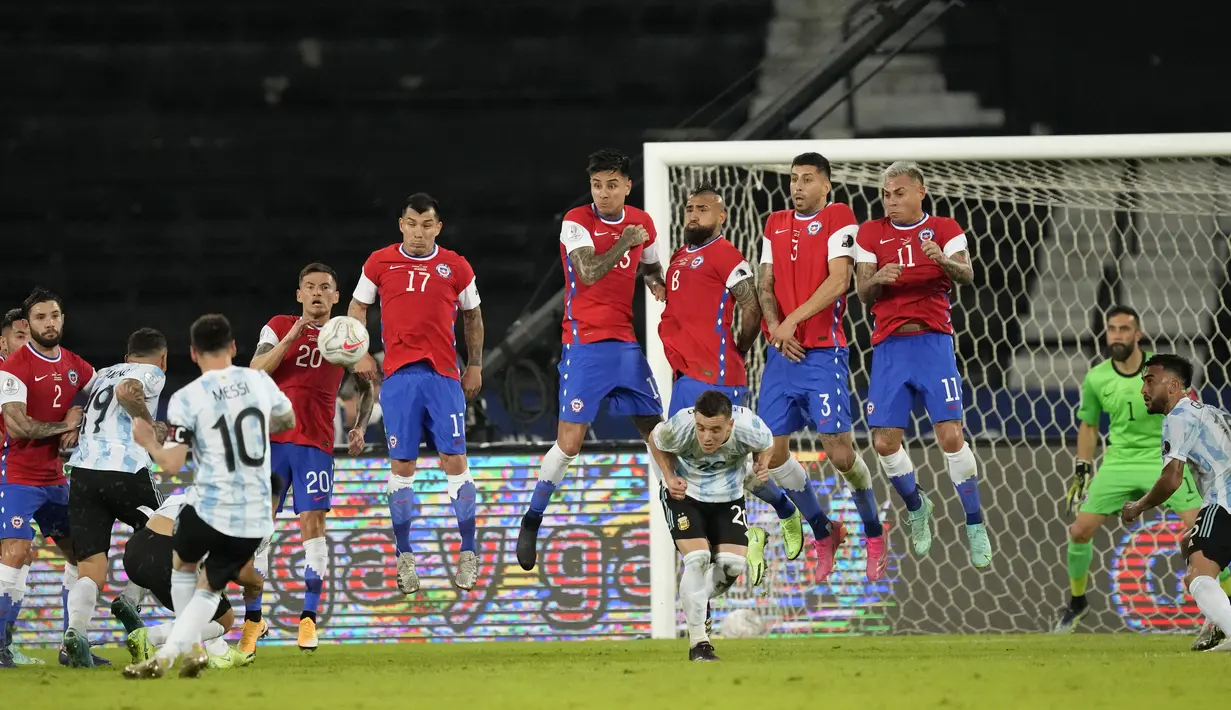 Penyerang Argentina, Lionel Messi saat mencetak gol lewat tendangan bebas ke gawang Chile pada pertandingan Grup A Copa America 2021 di Stadion Nilton Santos, Brasil, Selasa (15/6/2021). Argentina bermain imbang atas Chile 1-1. (AP Photo/Ricardo Mazalan)
