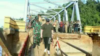 Istri Gubernur Sulawesi Tenggara Agista Ariani Ali Mazi turun langsung di lokasi banjir di Konawe Utara memberikan bantuan, Senin (10/6/2019) hingga Selasa (11/6/2019). (Liputan6.com/Ahmad Akbar Fua)