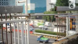 Kondisi pagar JPO yang melintang di atas jalan tol dalam kota dan Jalan Gatot Soebroto di Mampang, Jakarta, Selasa (4/2/2020). Kurangnya perawatan menyebabkan kondisi pagar JPO tersebut banyak yang berkarat sehingga berpotensi membahayakan pejalan kaki yang melintas. (Liputan6.com/Immanuel Antonius)