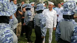Sebelum upacara pelepasan, Dedi Mulyadi menyapa satu persatu peserta program Pembinaan Karakter dan Bela Negara tersebut. (Liputan6.com/Herman Zakharia)