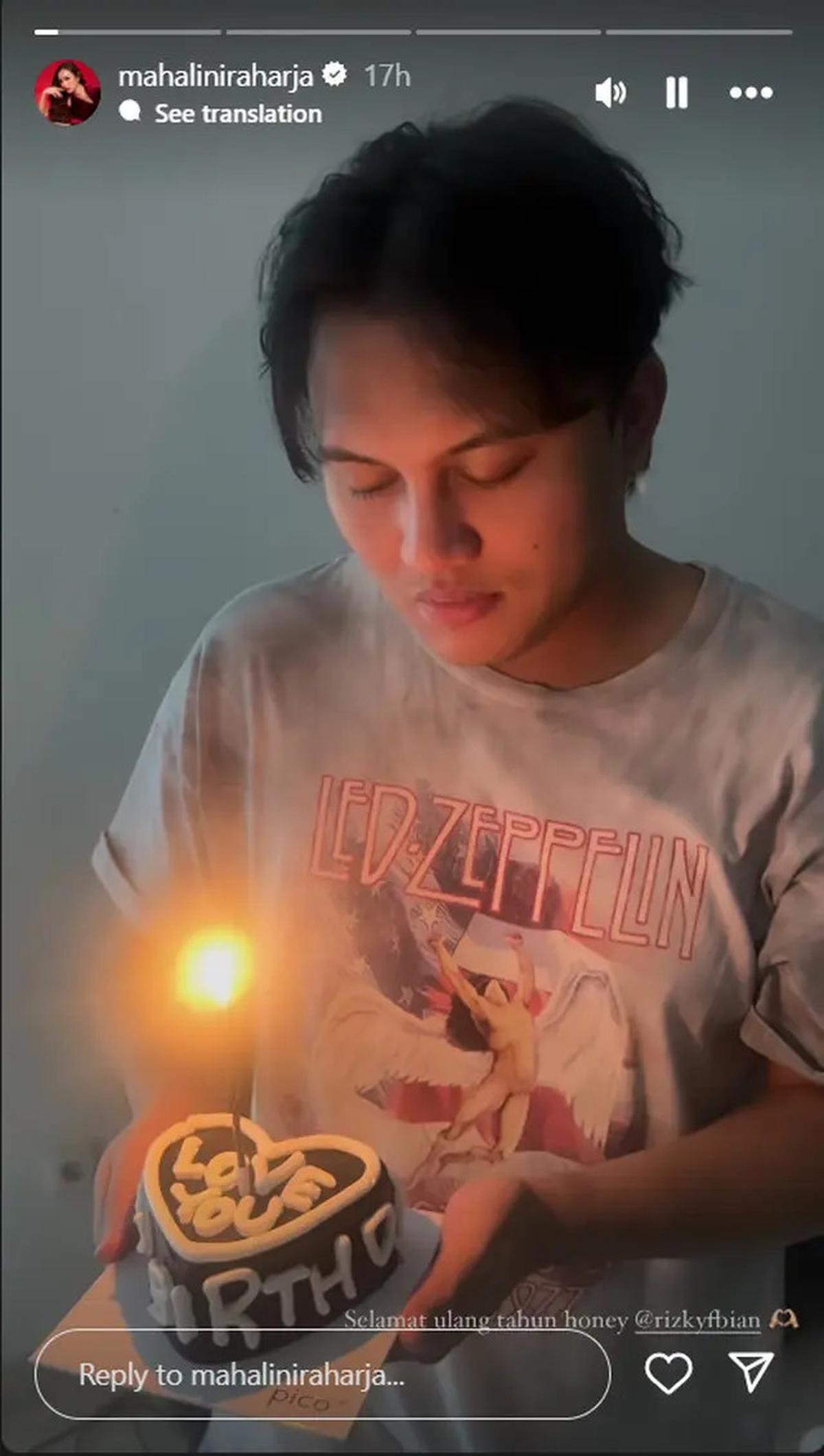 6 Potret Kejutan UItah Sederhana Rizky Febian dari Mahalini, Bahagia Berlipat di Usia 27
