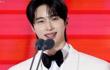 7 Potret Ganteng dan Gagah Byeon Woo Seok Bawa Pulang Piala Baeksang Arts Awards 2025, Tampil Sempurna dengan Jas Putih Dasi Kupu-Kupu