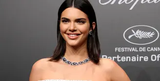 Seorang selebriti papan atas tentu akan bahagia bila jatuh cinta. Tak terkecuali Kendall Jenner. (In Touch Weekly)