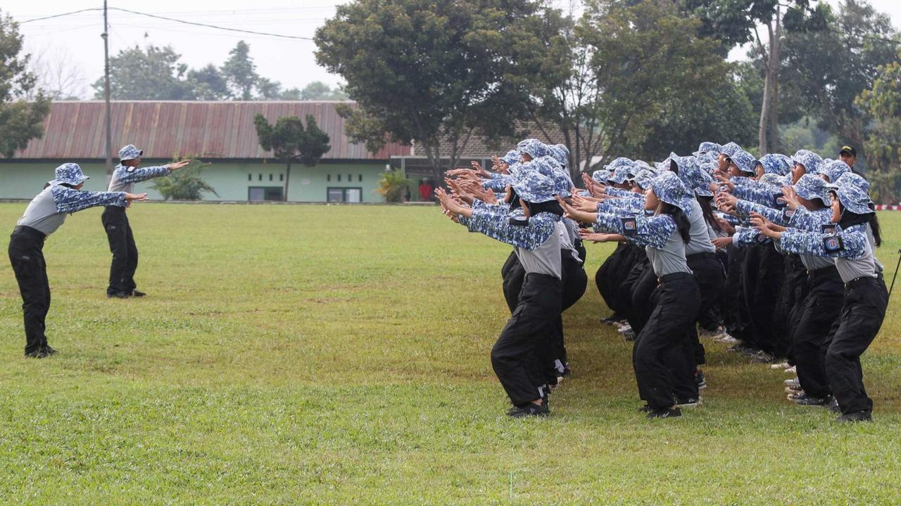 Pelajar 'Lulus' Pendidikan Barak Militer Dedi Mulyadi Langsung Sujud di Kaki Ibu