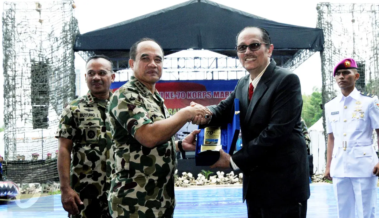 KSAL ‎Laksamana TNI Ade Supandi memberikan penghargaan kepada SCTV di Markas Marinir Cilandak, Jakarta, Sabtu (15/11/2015). Komisaris Utama SCTV Letjen (Purn) Soeyono‎ menerima piagam tersebut (Liputan6.com/Helmi Afandi)