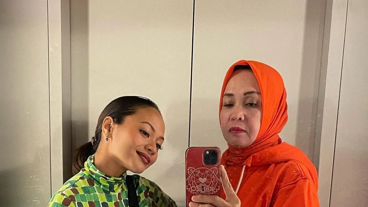 Adu Gaya Amel Carla dan Sang Ibu (Instagram/ oktarina28)
