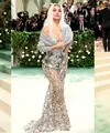Kim Kardashian berani telanjang mengenakan gaun Maison Margiela Couture karya John Galliano yang menampilkan korset berwarna perak dan rok berkabel tangan berbahan elemen logam. [@metgalaofficial_]