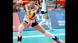 Sabina Altynbekova saat bemain voli melawan kejuaraan Asian Women Volleyball U-19, 16-24 Juli 2014, di Taipei, Taiwan. (Instagram @altynbekova_11)