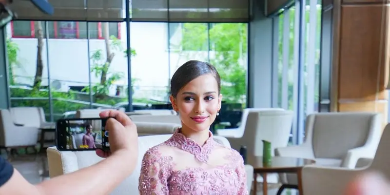 Pesona Anna Jobling Pakai Kebaya