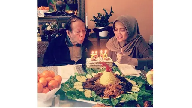 Momen orangtua Maia Estianty saat merayakan ulang tahun bersama.