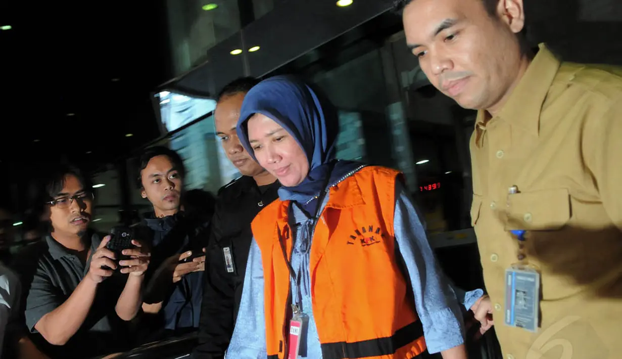 KPK resmi menahan Romi Herton dan istrinya, Masyito terkait kasus dugaan suap dalam penanganan sengketa pilkada Kota Palembang di MK, Kamis (10/7/14). (Liputan6.com/Faisal R Syam)