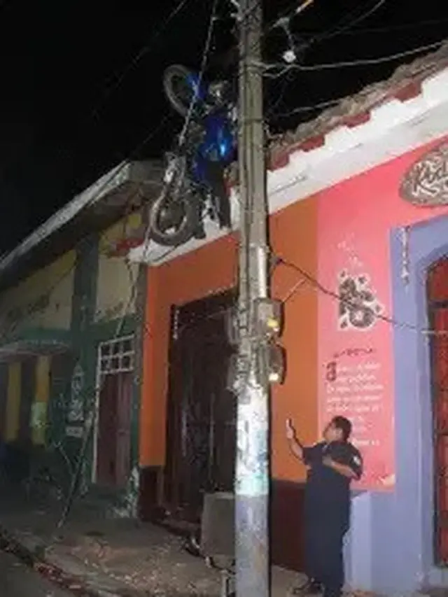Sepeda Motor Nyangkut di Kabel Listrik