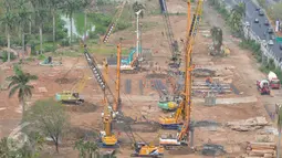 Pekerja dibantu alat berat saat melakukan perombakan kawasan Taman Ria Senayan, Jakarta (21/10/2015). Kawasan Taman Ria Senayan sudah diputuskan DPR secara aklamasi dalam sebagai kawasan terbuka hijau.(Liputan6.com/Gempur M Surya)