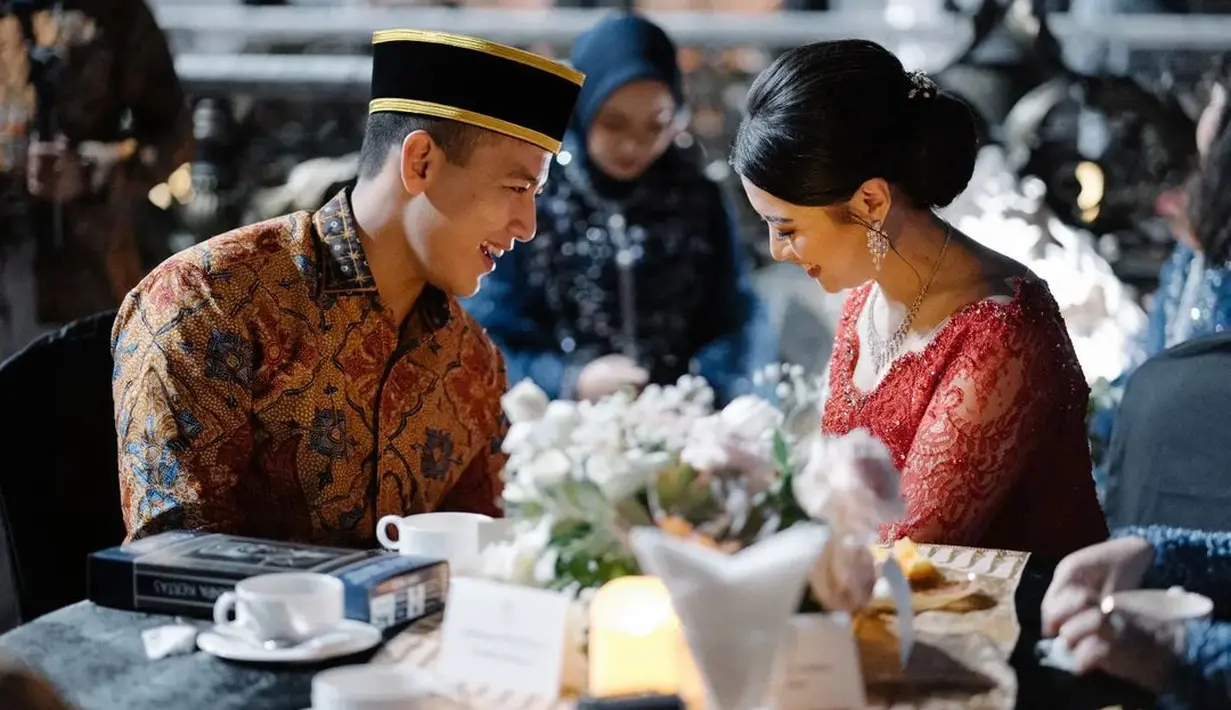 Gaya rambut sanggul rendah, menghadirkan nuansa sleek dan clean yang menyempurnakan makeupnya yang tak berlebihan, namun flawless. [Foto: Instagram/hafizzyakbar]