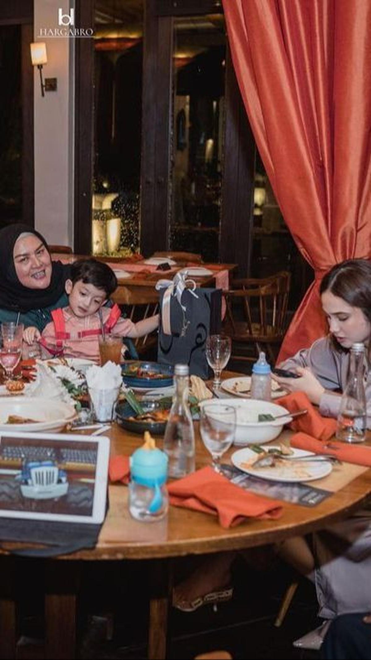 Syifa Hadju juga sudah dekat dengan keluarga Rizky Nazar, baik dengan ibunda, kakak, atau keponakan Rizky Nazar. Ini momennya saat ulang tahun ibunda Rizky Nazar.