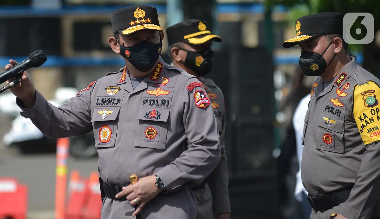 Kapolri Jenderal Listyo Sigit Prabowo memimpin apel pelepasan tenaga vaksinator dan tracer COVID-19 di Polda Metro Jaya, Kamis (11/2/2021). Polri menyiapkan 40.336 personel Bhabinkabtimas menjadi tracer sebagai langkah deteksi dini dalam mengantisipasi penyebaran corona. (merdeka.com/Imam Buhori)
