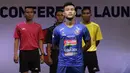 Pemain Arema FC, Nur Hardianto berpose saat Peluncuran Shopee Liga 1 di SCTV Tower, Jakarta, Senin (13/5). Sebanyak 18 klub akan bertanding pada Liga 1 mulai tanggal 15 Mei. (Bola.com/Vitalis Yogi Trisna)