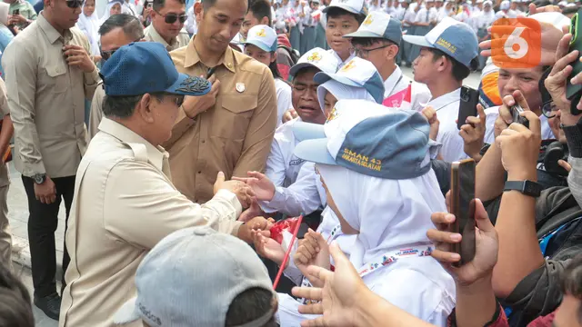 Momen Prabowo Sapa Warga dan Pelajar di LRT Manggarai