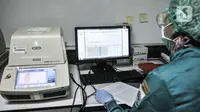 Tim medis mendata sampel sebelum diuji di laboratorium pemeriksaan Covid-19 di Labkesda DKI Jakarta, Selasa (4/8/2020). Labkesda DKI yang berjejaring dengan 47 lab se-Jakarta dalam sehari tercatat mampu menguji hampir 10.000 spesimen Covid-19 dengan metode PCR. (merdeka.com/Iqbal Nugroho)