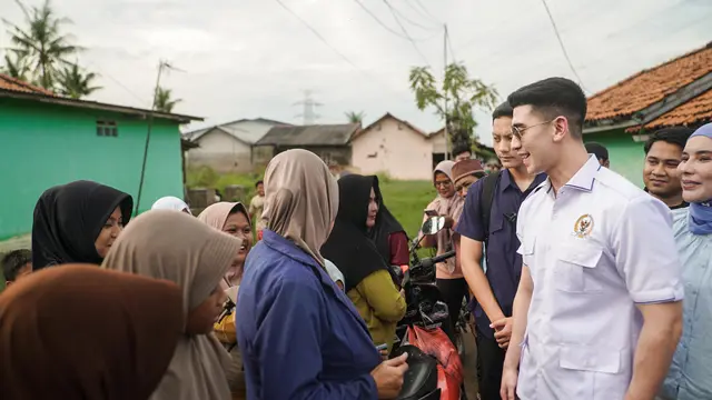 Verrell Bramasta mengunjungi korban banjir Bekasi di Babelan. (Istimewa)