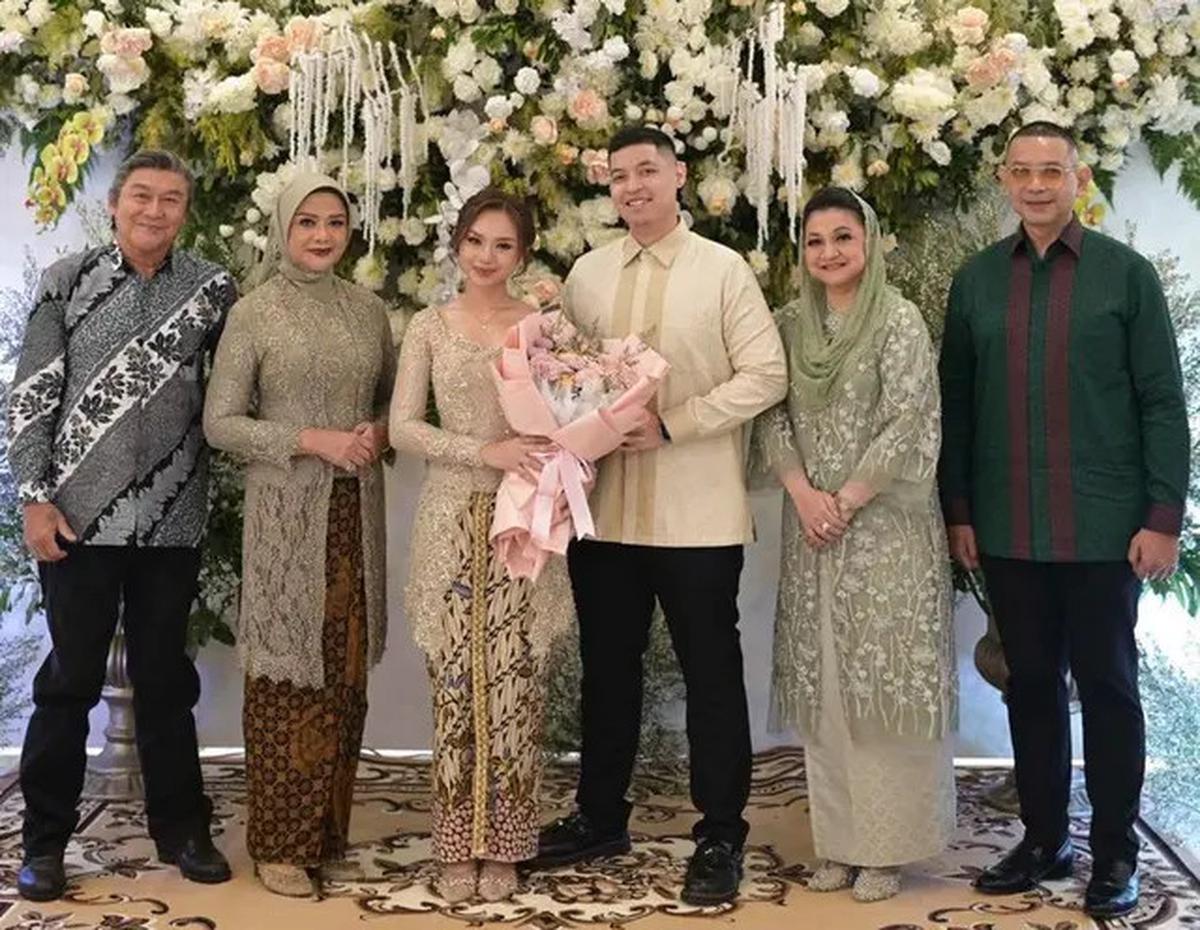 6 Pesona Putri Willy Dozan dan Betharia Sonata saat Tunangan, Sederhana Kenakan Kebaya Coklat