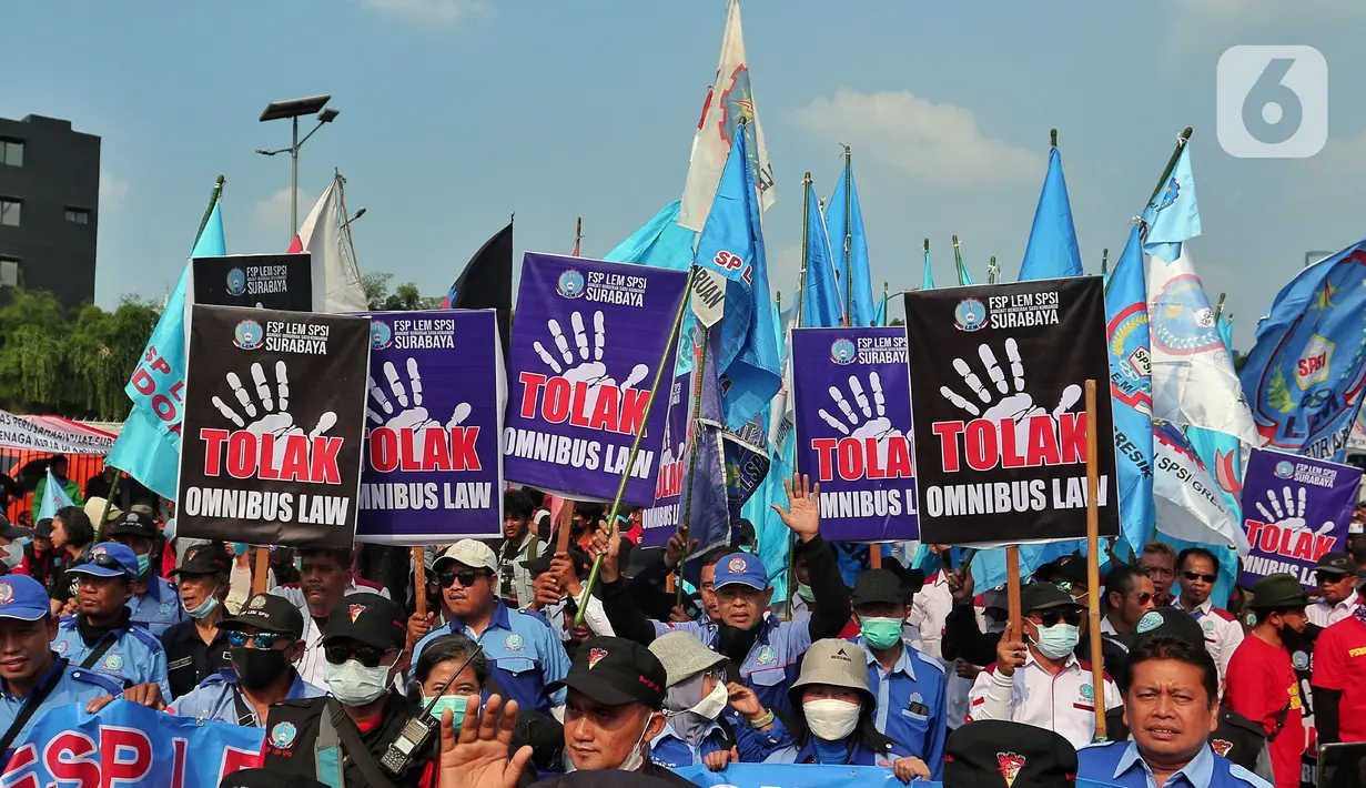 Sejumlah buruh melakukan unjuk rasa di depan Gedung DPR, Jakarta, Rabu (10/8/2022). Dalam aksi tersebut mereka menuntut agar pemerintah menghapus Omnibus Law. (Liputan6.com/Angga Yuniar)