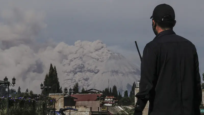 Gunung Sinabung Semburkan Material Vulkanik Setinggi 3.000 Meter