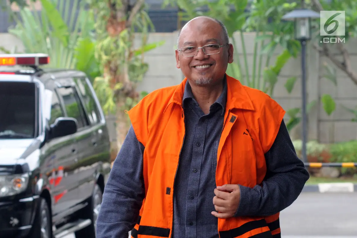 Senyum Bupati Nonaktif Malang Jelang Diperiksa KPK