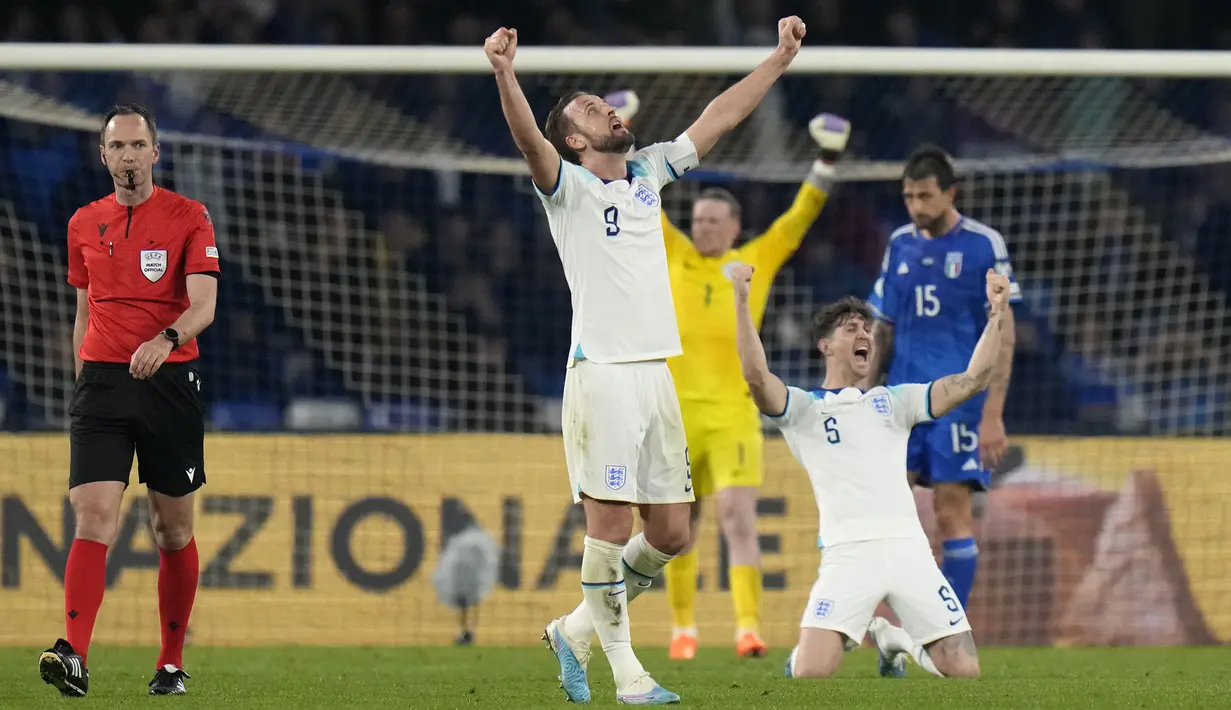 Pemain Timnas Inggris, Harry Kane dan rekannya merayakan kemenangan saat Kualifikasi Euro 2024 melawan Italia di Stadion Diego Armando Maradona, Napoli, Italia, Jumat (24/03/2023) WIB. The Three Lions sukses meraih kemenangan 2-1. (AP Photo/Alessandra Tarantino)
