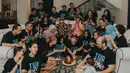 Momen ketika Tiko tiup lilin ulang tahun diiringi oleh lagu ulang tahun dan tepuk tangan. Keluarga dan kerabat Tiko yang hadir ke perayaan ulang tahun Tiko ini selaras mengenakan baju kaus dengan gambar dan tulisan nama Tiko. Terlihat mertua, adik ipar dan juga keponakan Tiko Aryawardhana turut hadir untuk meriahkan ulang tahunnya yang ke-44 tahun ini. (Liputan6.com/IG/@itsmebcl)